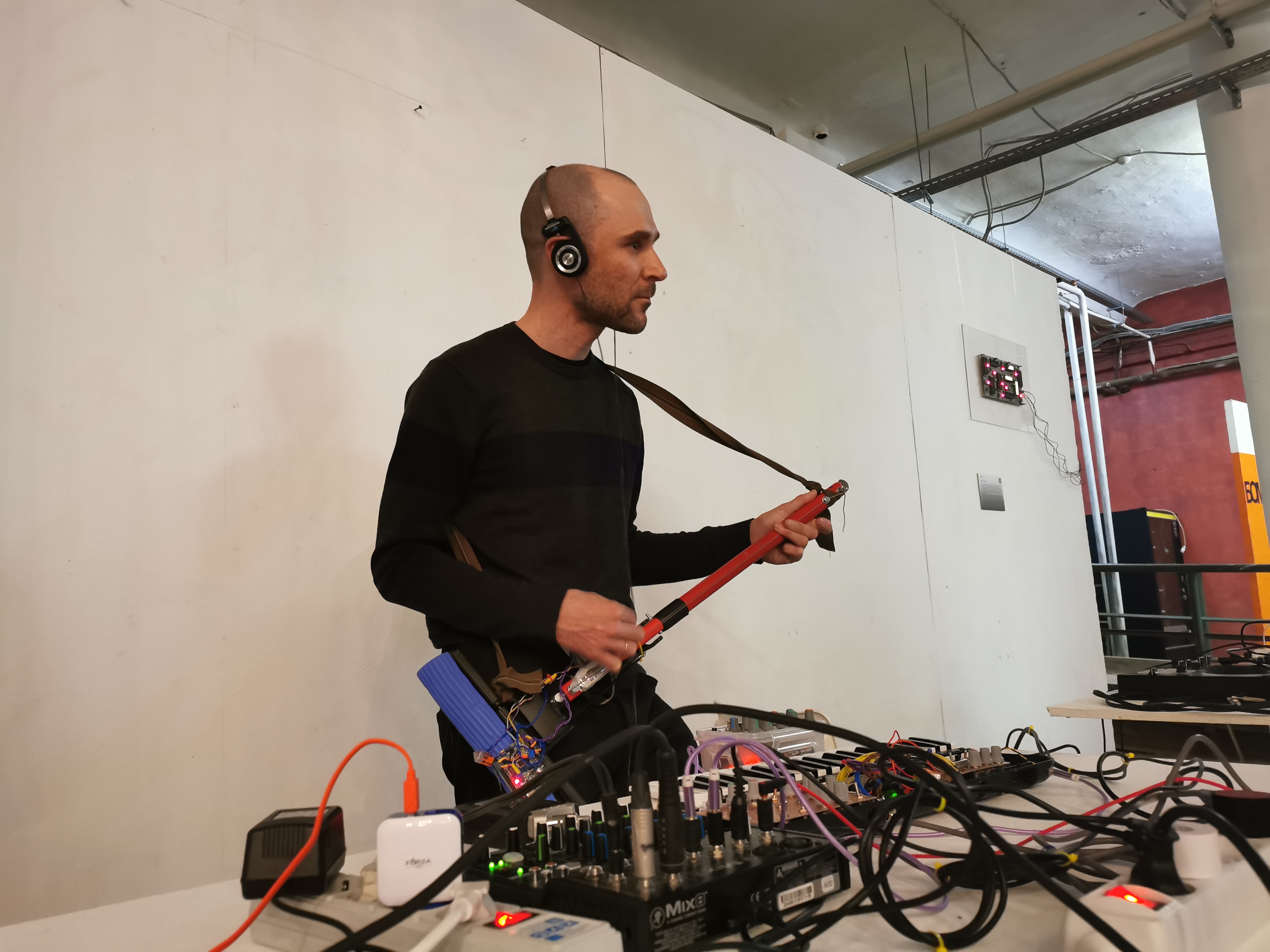 Endless Instruments: Денис Перевалов исполняет на Endless Guitar на открытии «Взлома без примесей», 7 апреля 2021. Фото: Дарья Воробьёва.